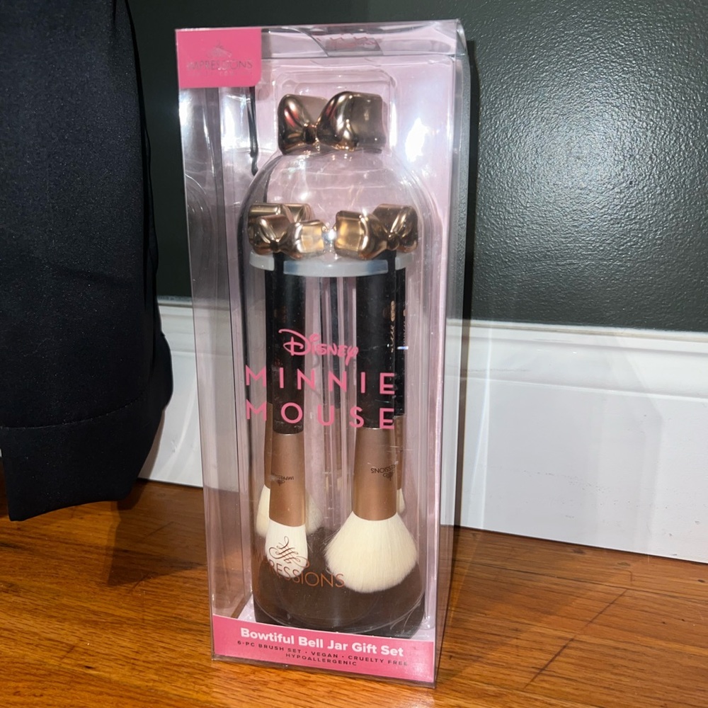 Disney Minnie Mouse Bowtiful Bell Jar Gift Set